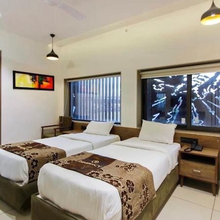 Hotel Regency Surat Exteriör bild