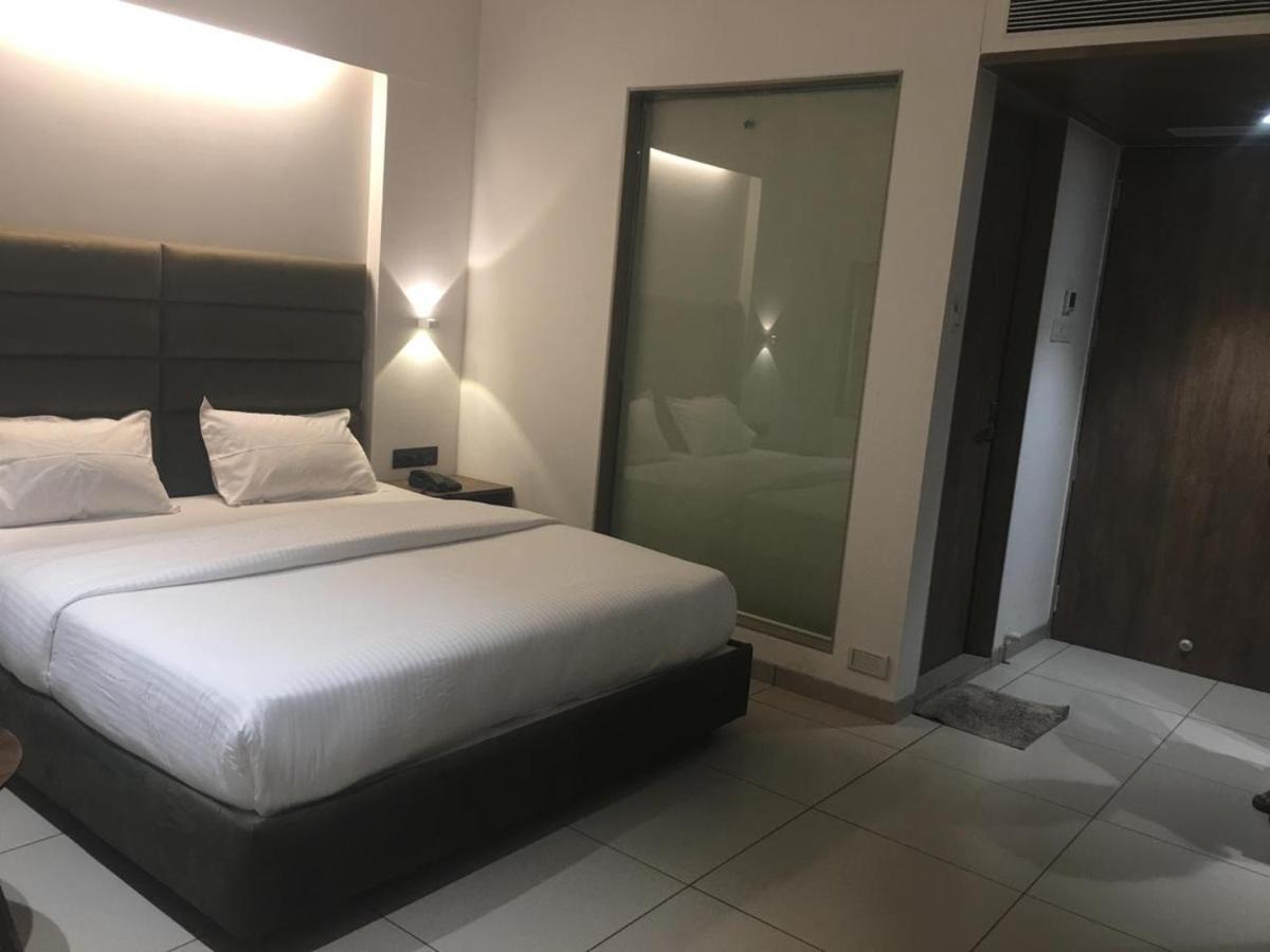 Hotel Regency Surat Exteriör bild