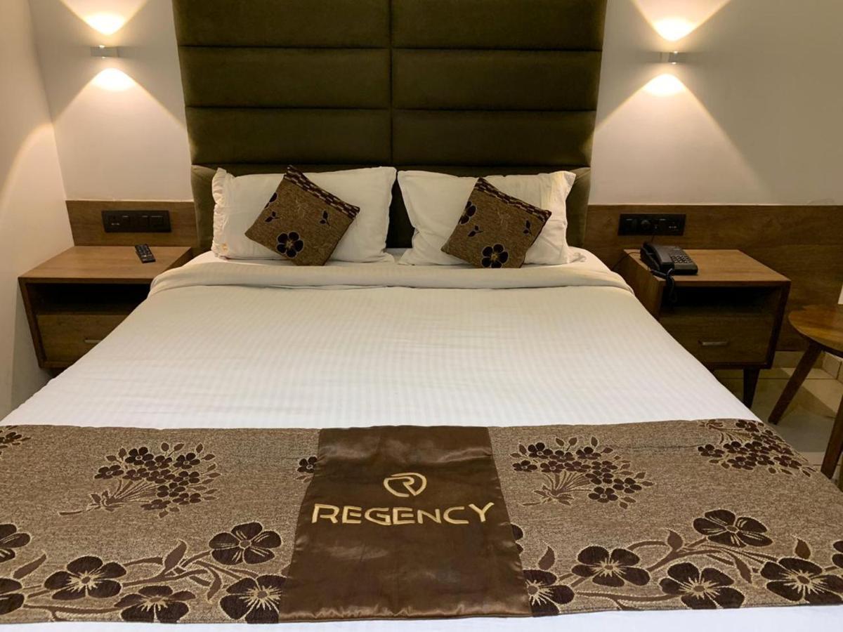 Hotel Regency Surat Exteriör bild