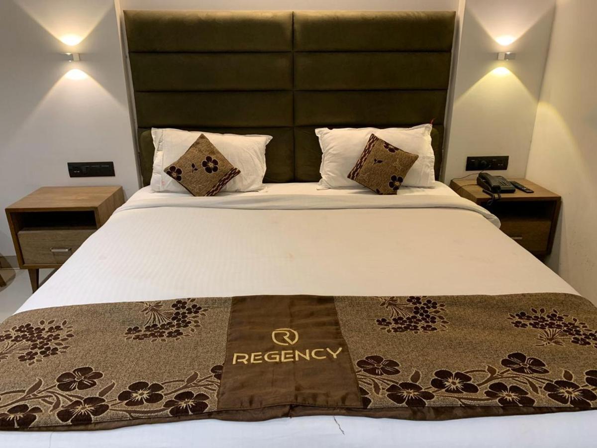 Hotel Regency Surat Exteriör bild