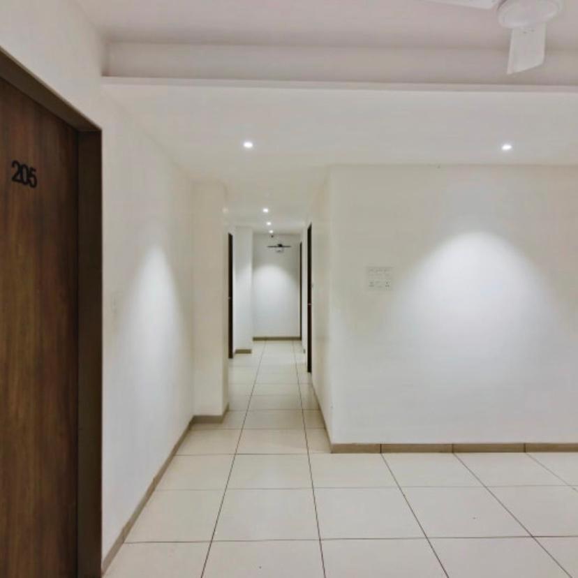 Hotel Regency Surat Exteriör bild