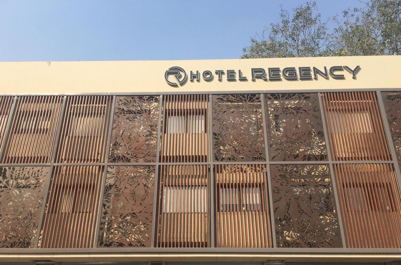 Hotel Regency Surat Exteriör bild