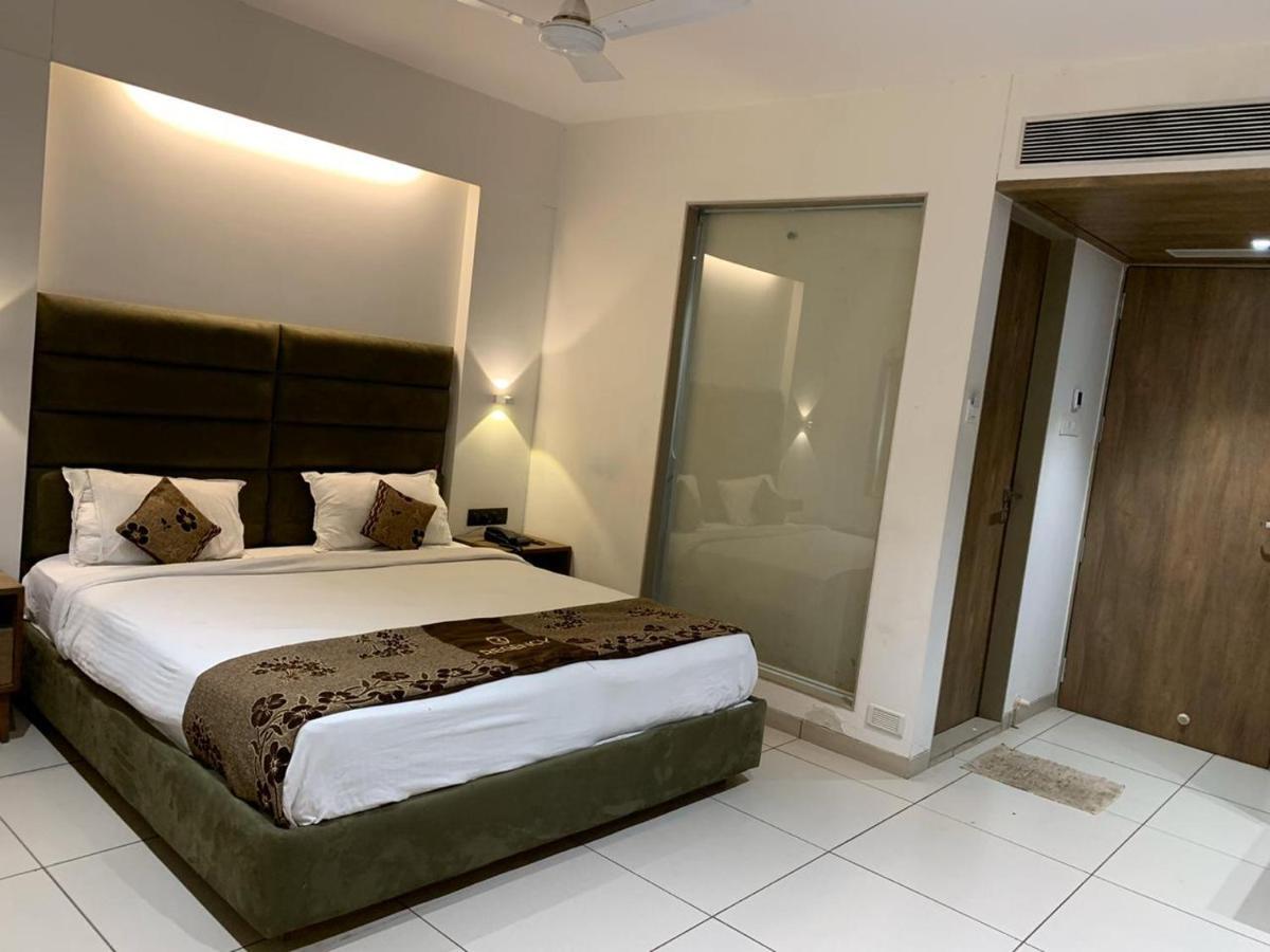 Hotel Regency Surat Exteriör bild