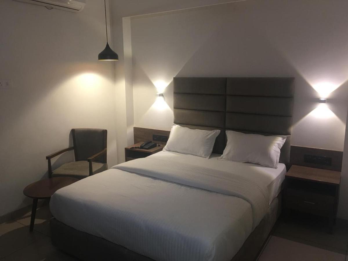 Hotel Regency Surat Exteriör bild